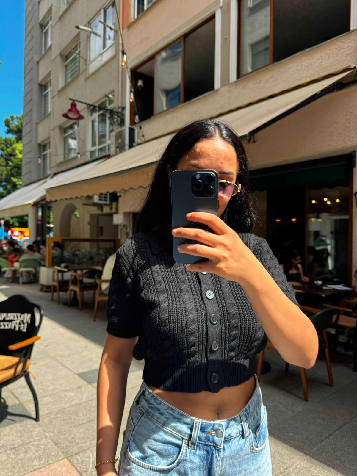 Siyah Düğme Detaylı Crop Hırka