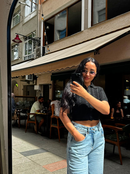 Siyah Düğme Detaylı Crop Hırka