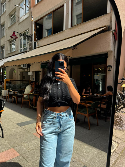 Siyah Düğme Detaylı Crop Hırka