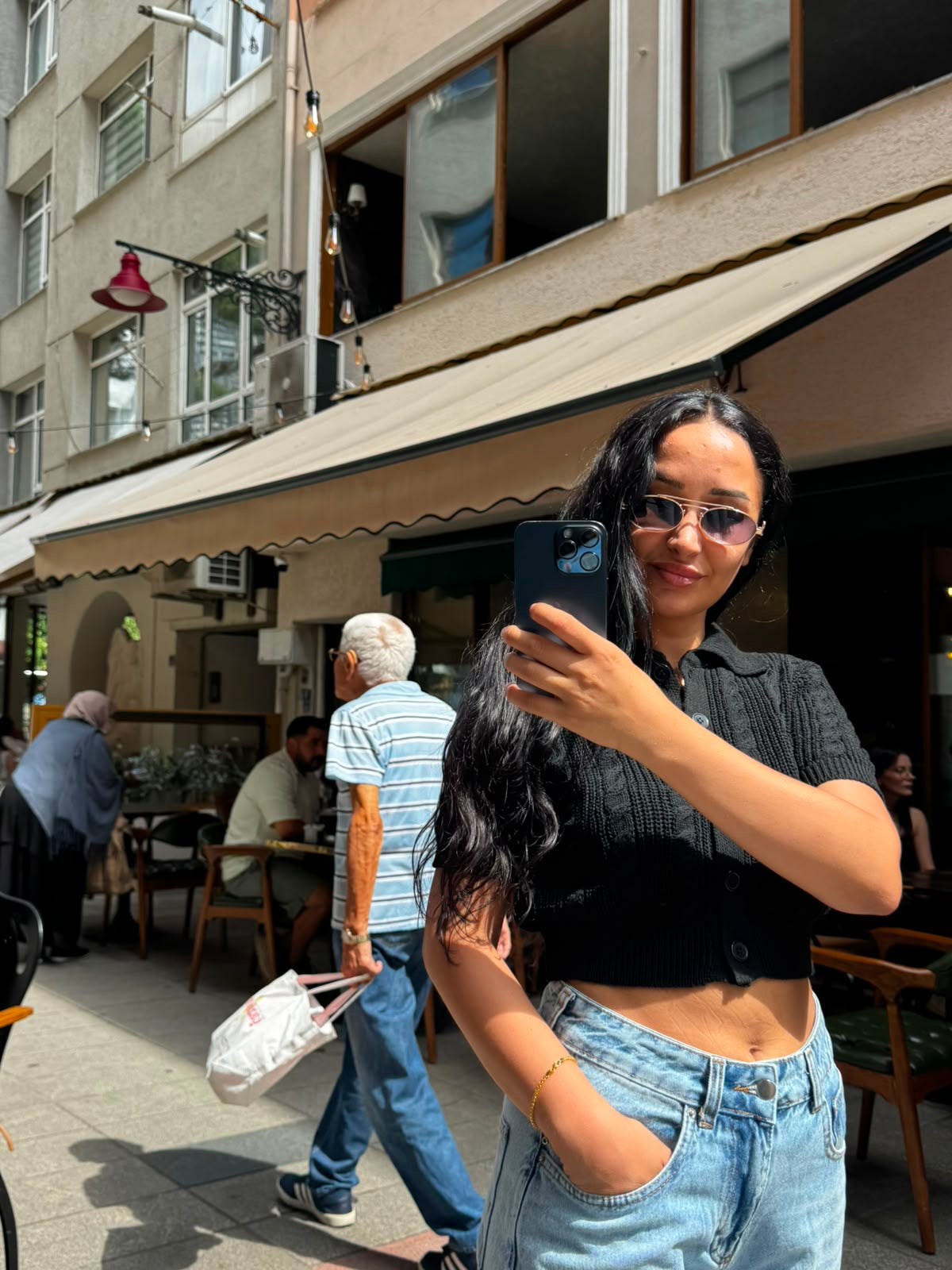 Siyah Düğme Detaylı Crop Hırka