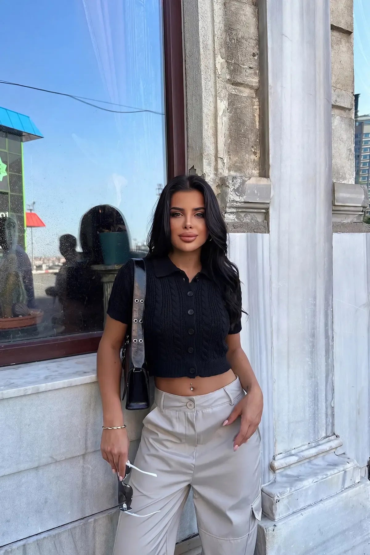Siyah Düğme Detaylı Crop Hırka