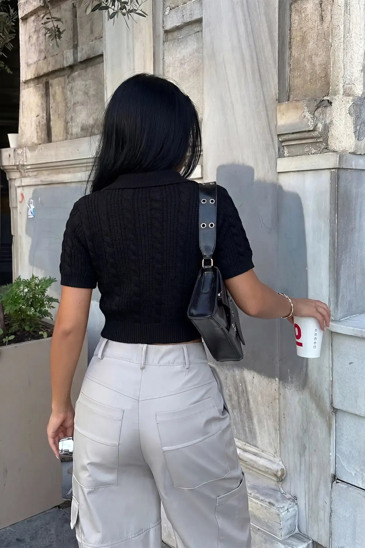 Siyah Düğme Detaylı Crop Hırka